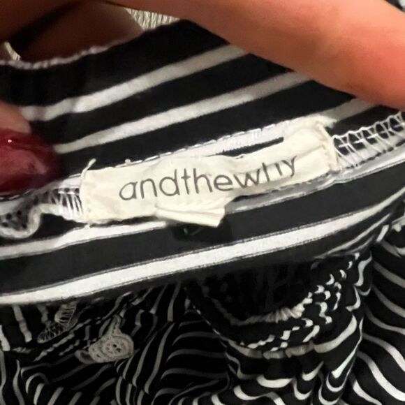 Andthewhy Blouse Off Shoulder Short Sleeve Lace Striped Black/White Size L - Picture 3 of 5